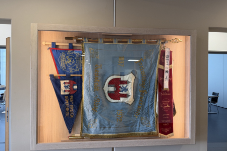 Eine Vitrine für die Vereinsfahnen