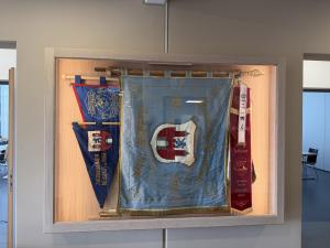 Eine Vitrine für die Vereinsfahnen